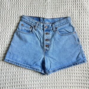 90’s Vintage Levi’s Denim Shorts